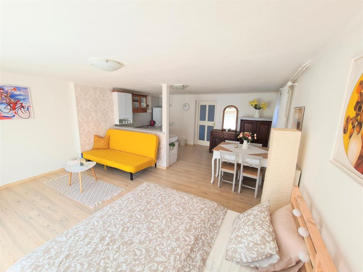 Apartman Prace Apartment Exterior photo