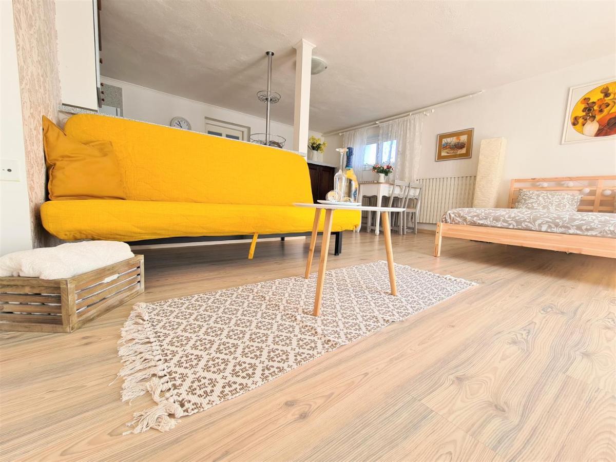 Apartman Prace Apartment Exterior photo